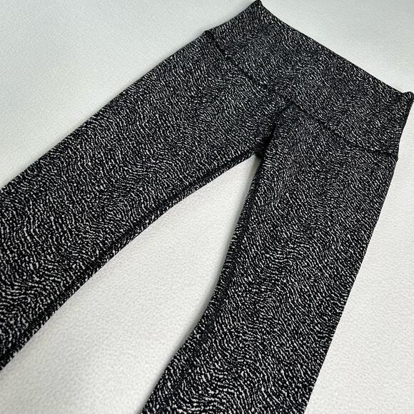 Lululemon Women's Size 6 Wunder Under Crop Luon Ripple Jacquard Black White - Picture 1 of 6